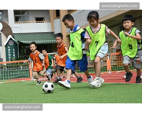 以幼儿足球联赛为核心探索儿童团队协作与体能发展的实践路径